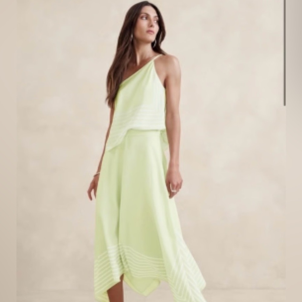 Banana Republic Lime Green Silk/Polyester Skirt. Size 2